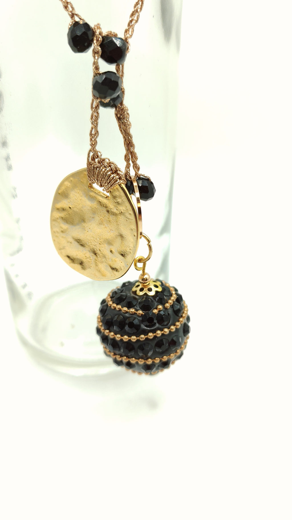 Collana nera con palla brillante
