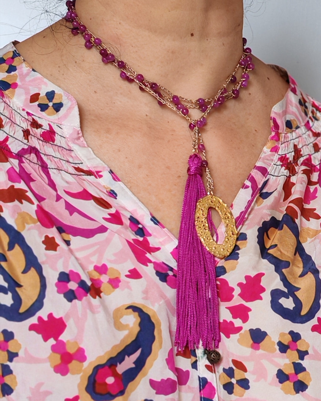 Collana fucsia con nappa