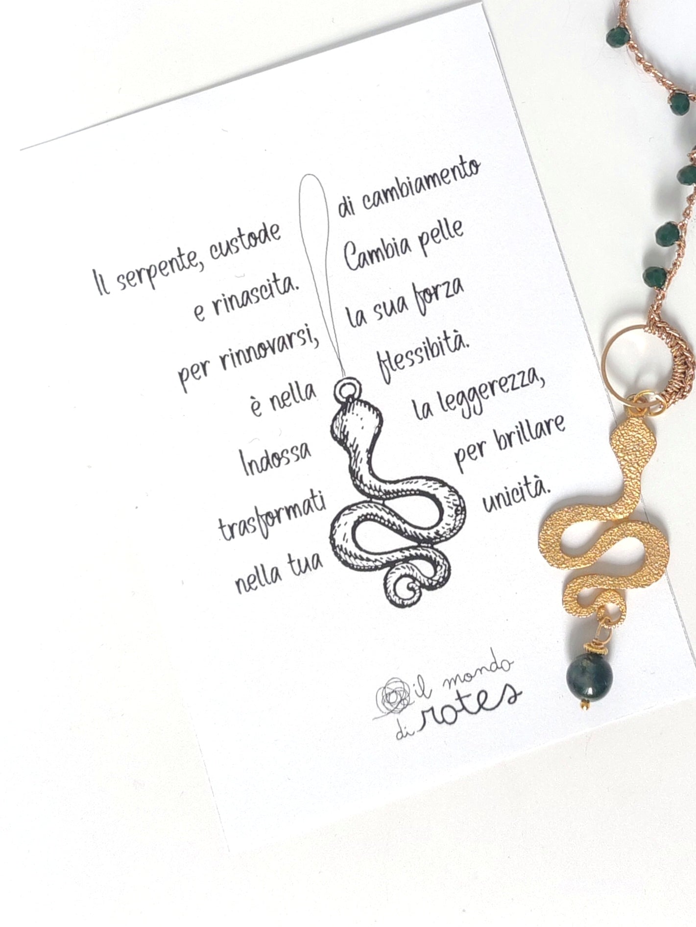 Collana lunga con serpente simbolo di cambiamento e rinascita