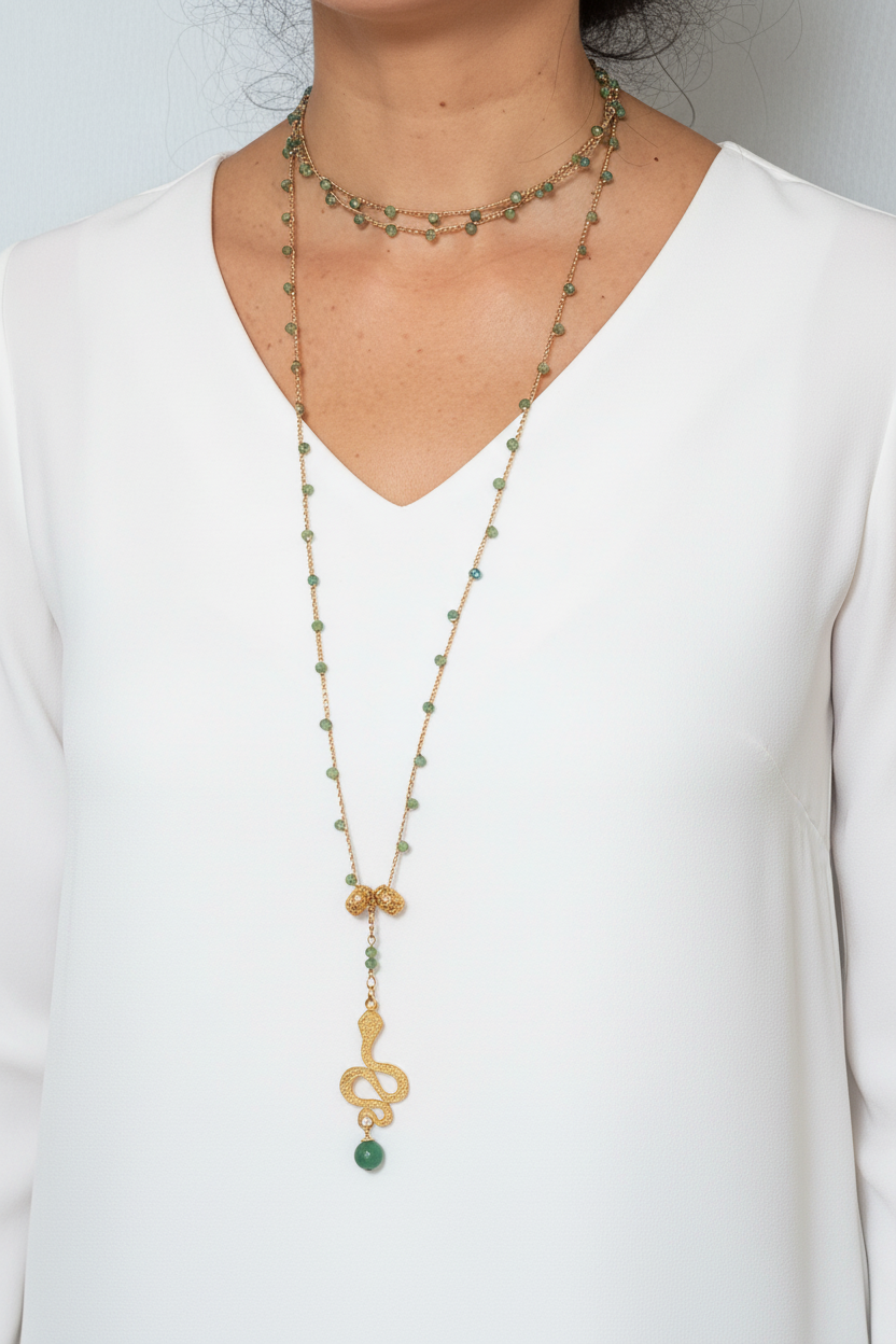 Collana lunga con serpente simbolo di cambiamento e rinascita