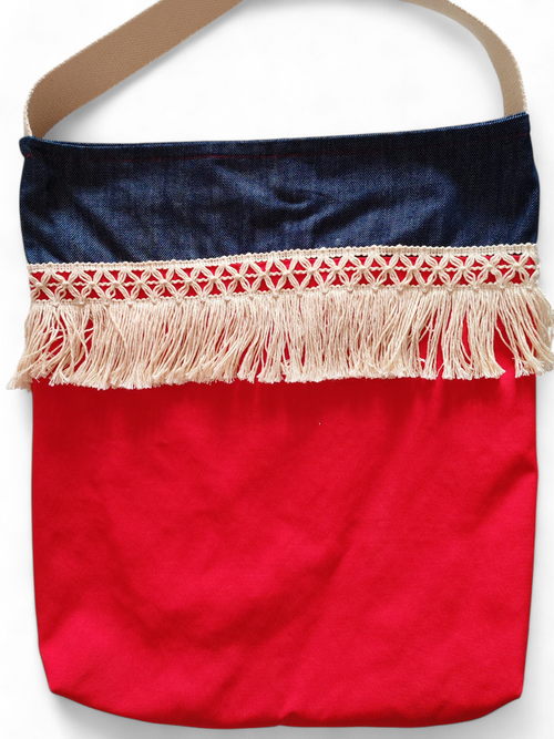 Borsa rossa e jeans