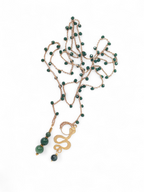 Collana verde con serpente, simbolo di cambiamento e rinascita