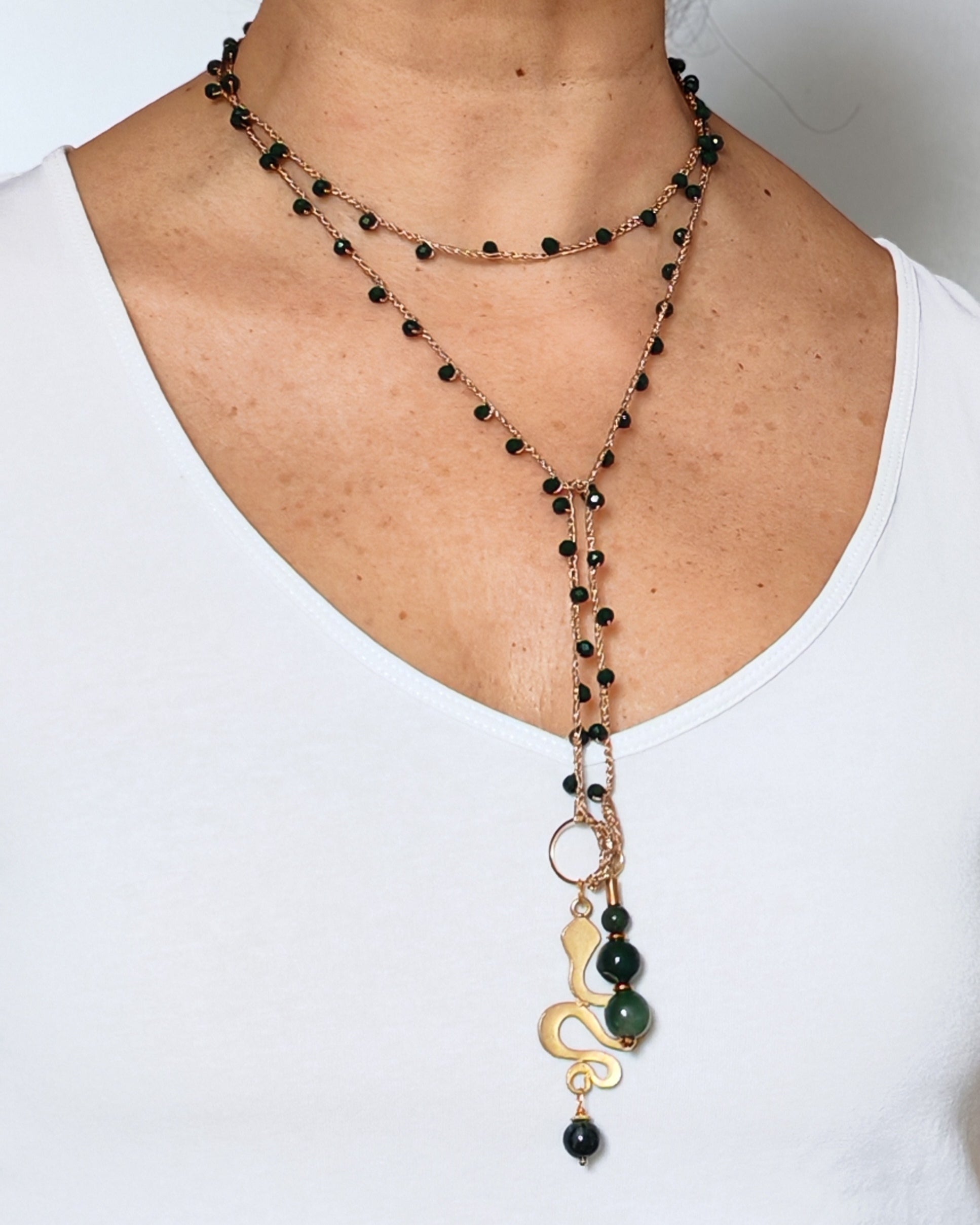 Collana verde con serpente, simbolo di cambiamento e rinascita