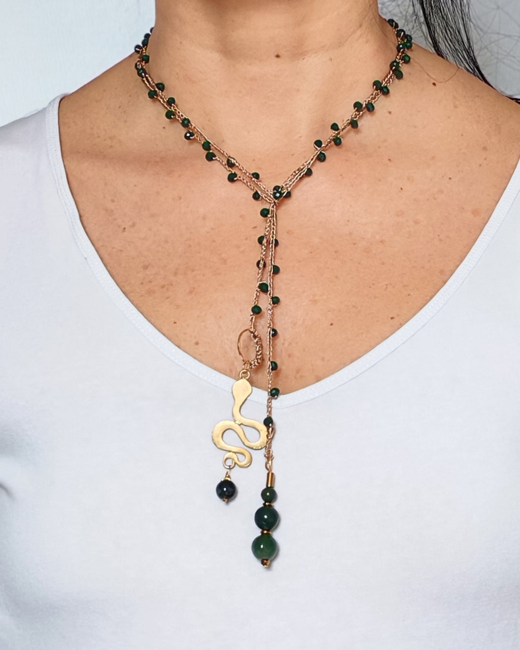 Collana verde con serpente, simbolo di cambiamento e rinascita