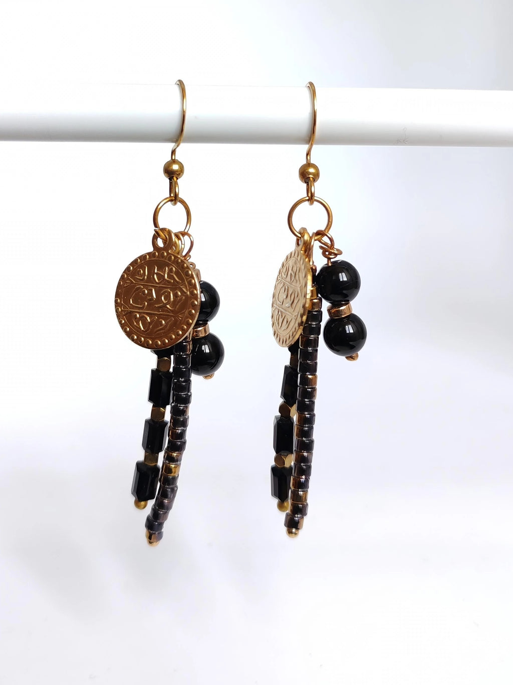 Orecchini nero e oro con moneta