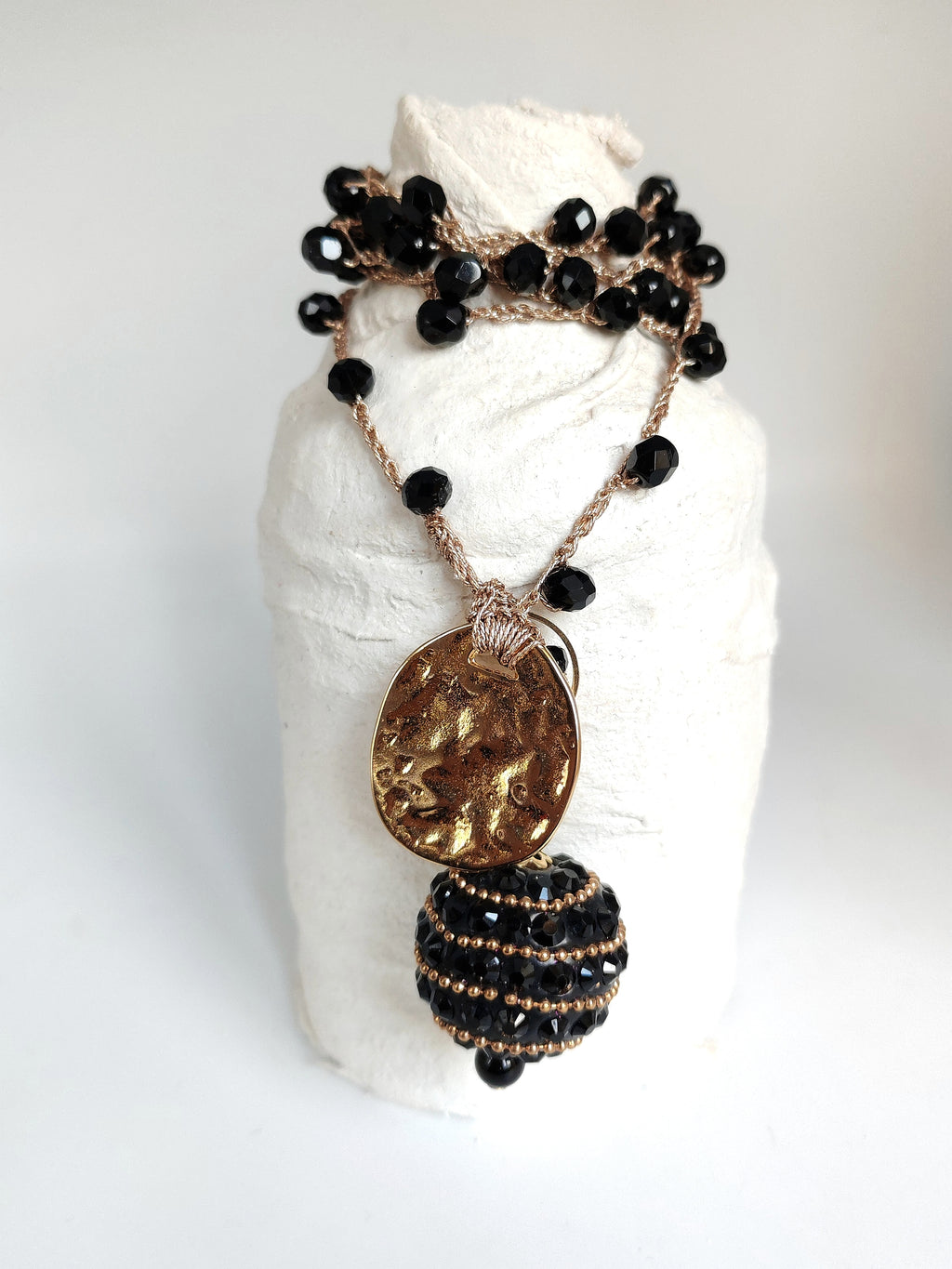 Collana ciondolo nero e dorato