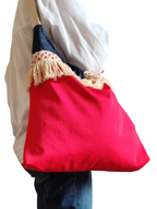 Borsa rossa e jeans