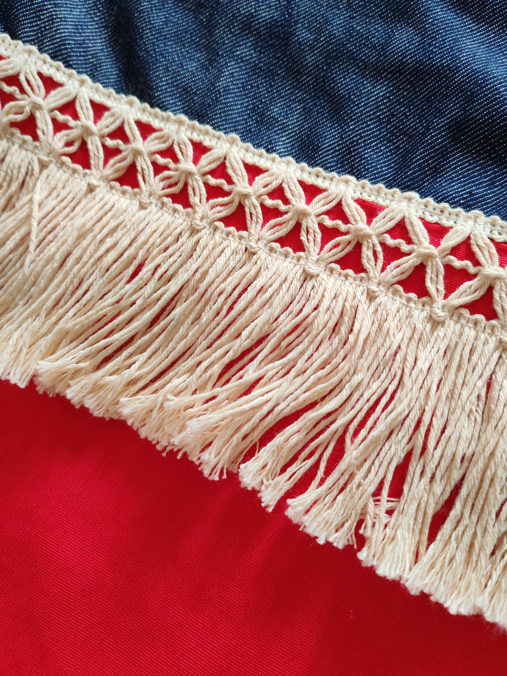 Borsa rossa e jeans