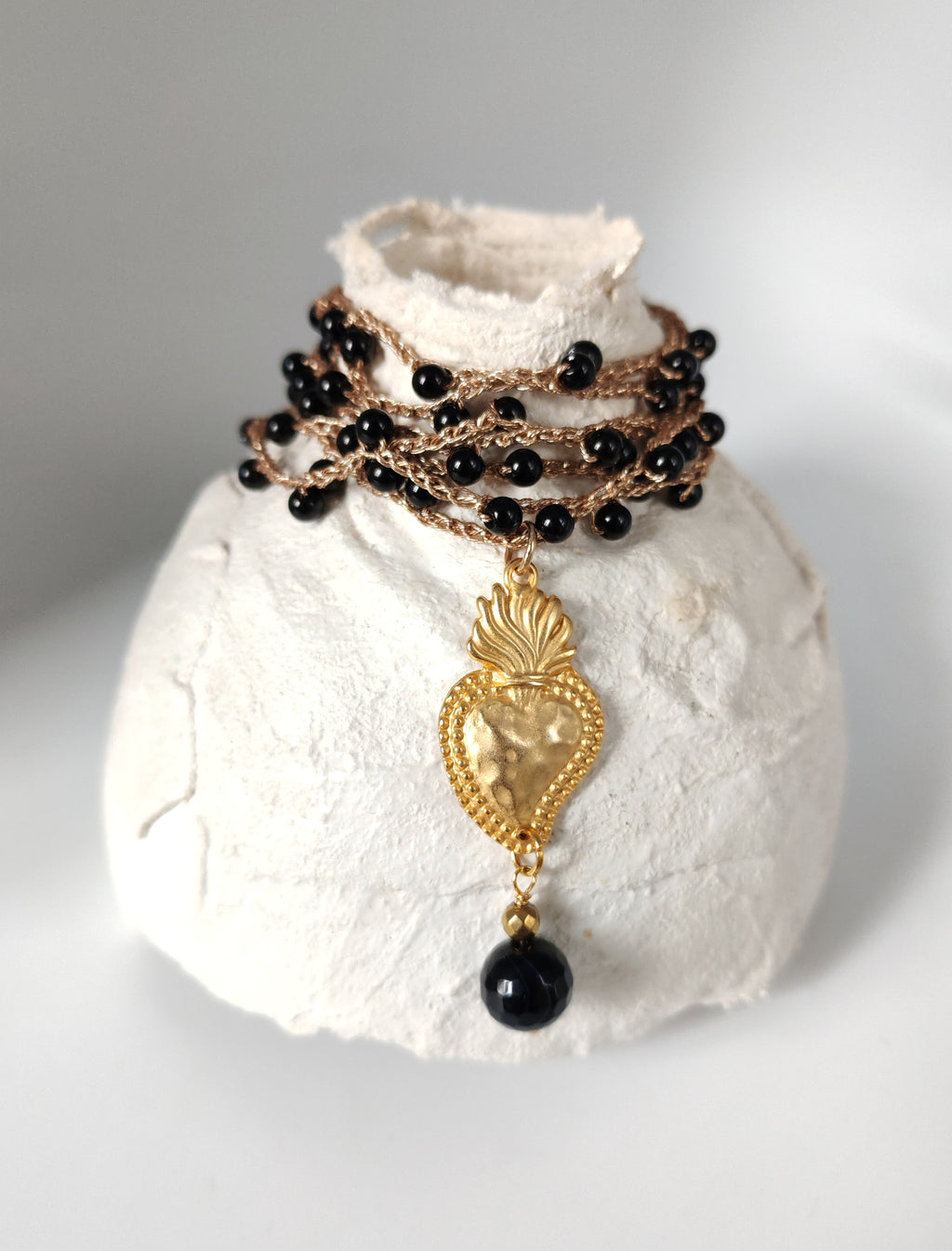 Collana cuore sacro pietre nere
