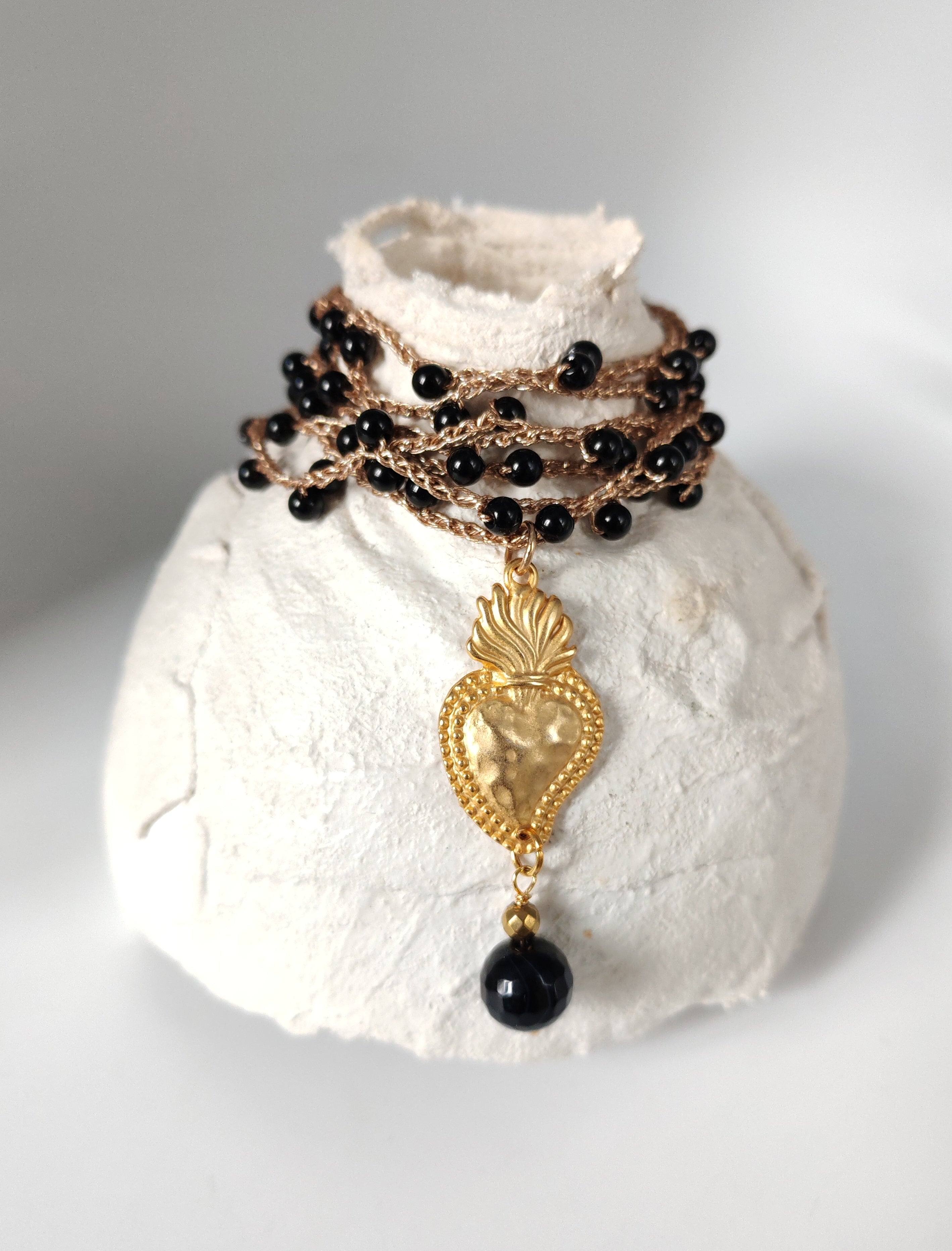 Collana cuore sacro pietre nere