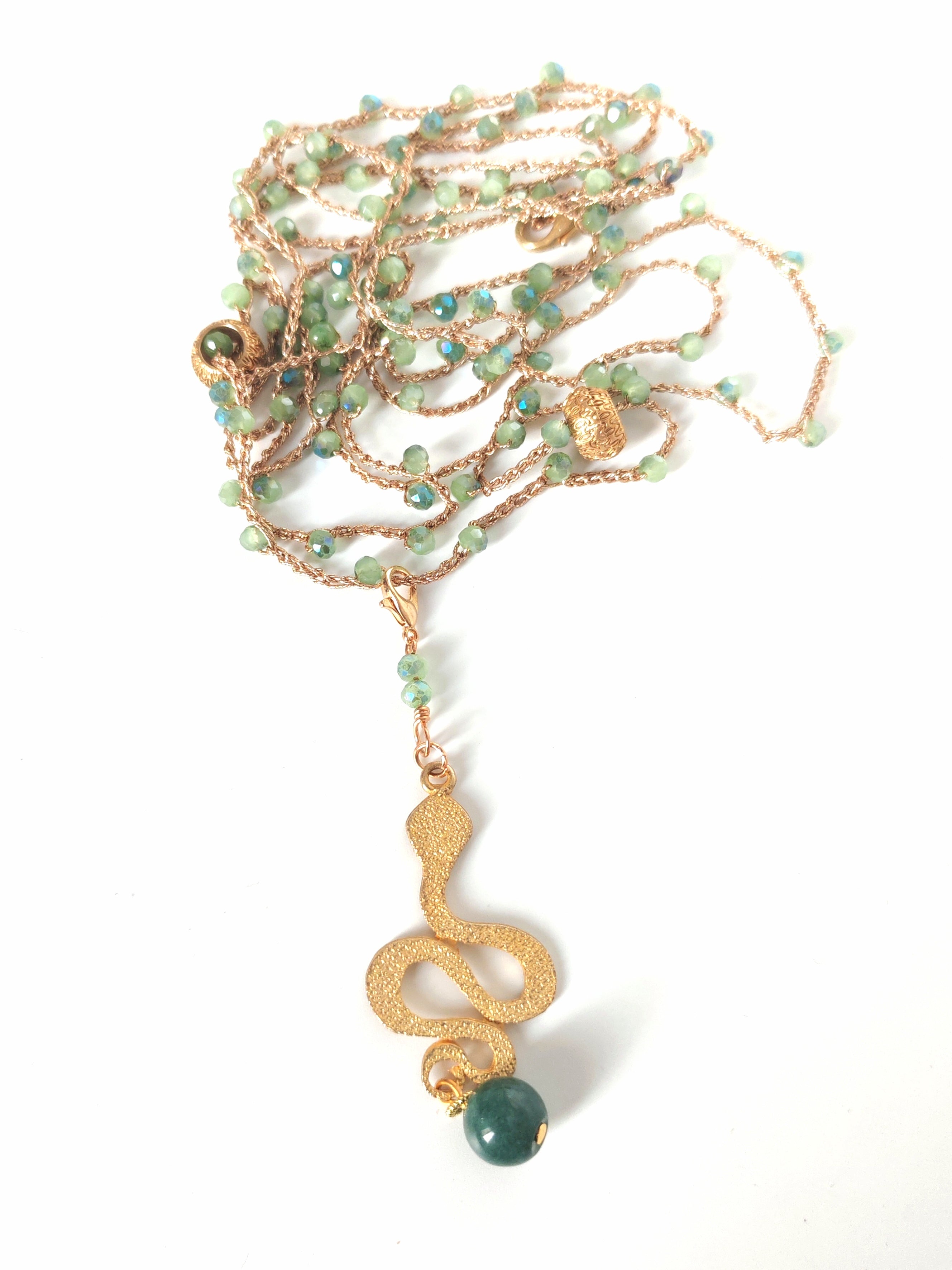 Collana lunga con serpente simbolo di cambiamento e rinascita