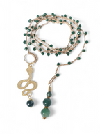 Collana verde con serpente, simbolo di cambiamento e rinascita