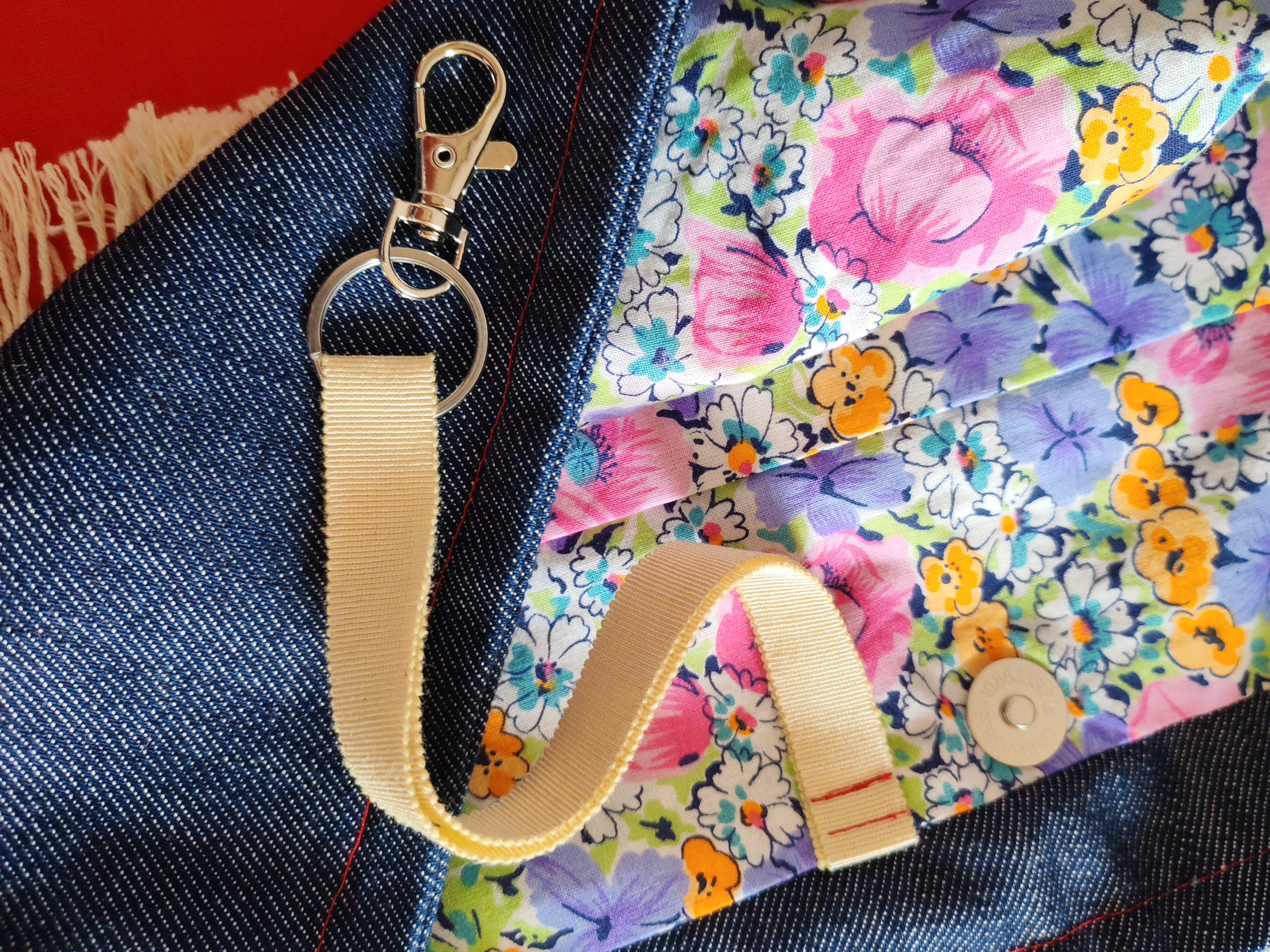 Borsa rossa e jeans