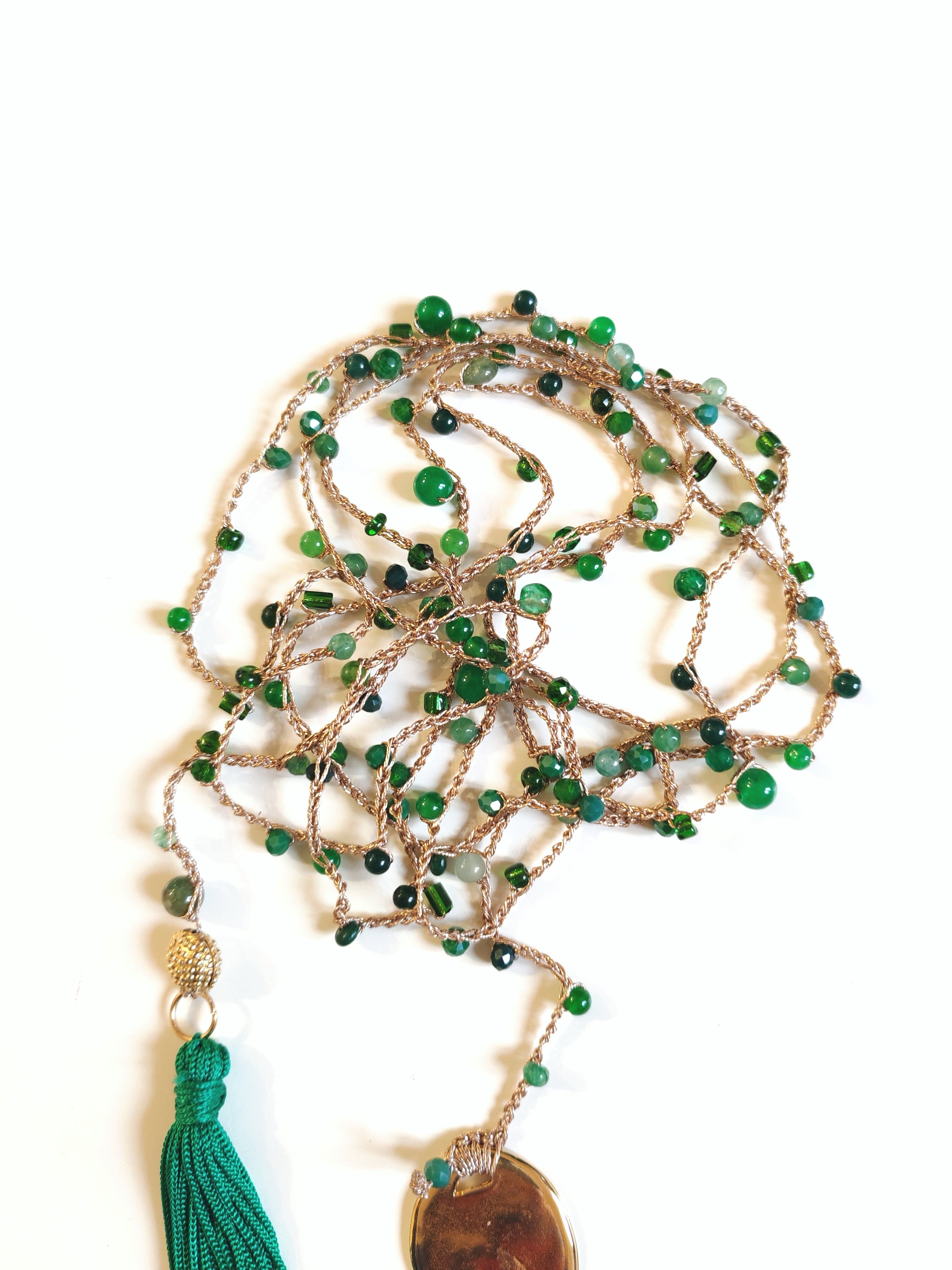 Collana verde con nappa