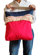 Borsa rossa e jeans