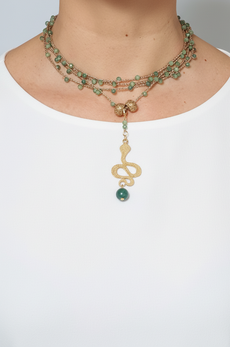 Collana lunga con serpente simbolo di cambiamento e rinascita
