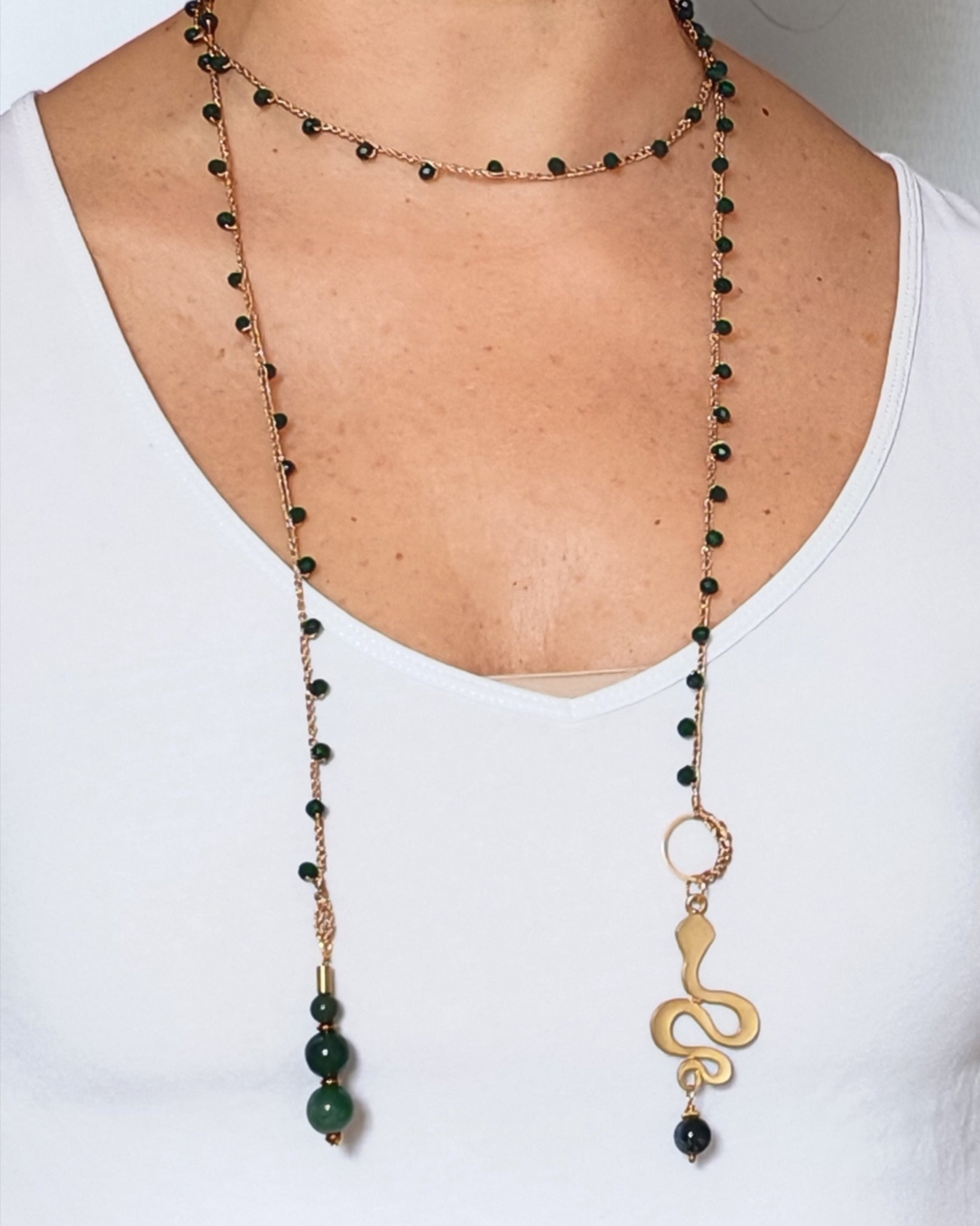 Collana verde con serpente, simbolo di cambiamento e rinascita