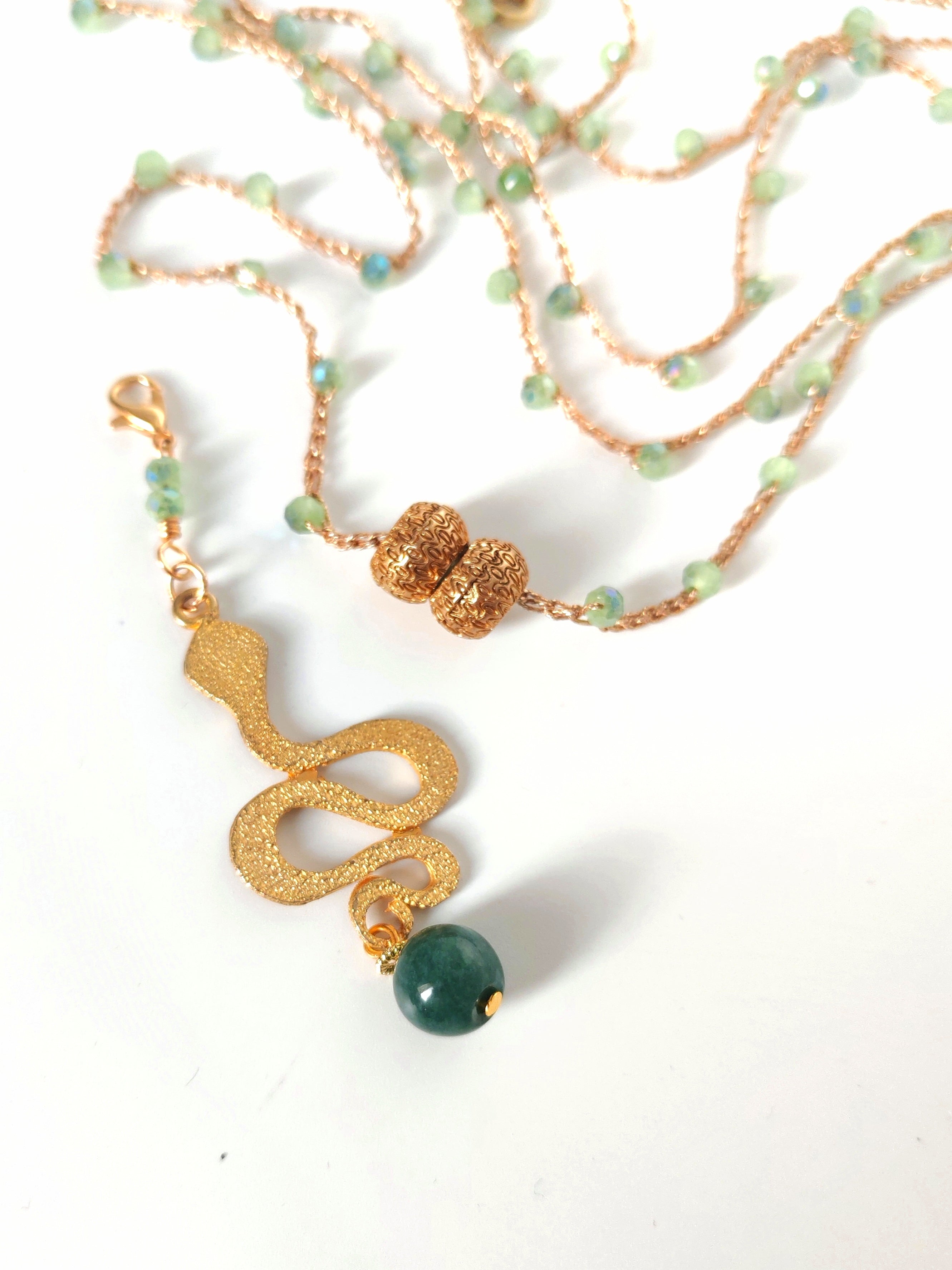 Collana lunga con serpente simbolo di cambiamento e rinascita