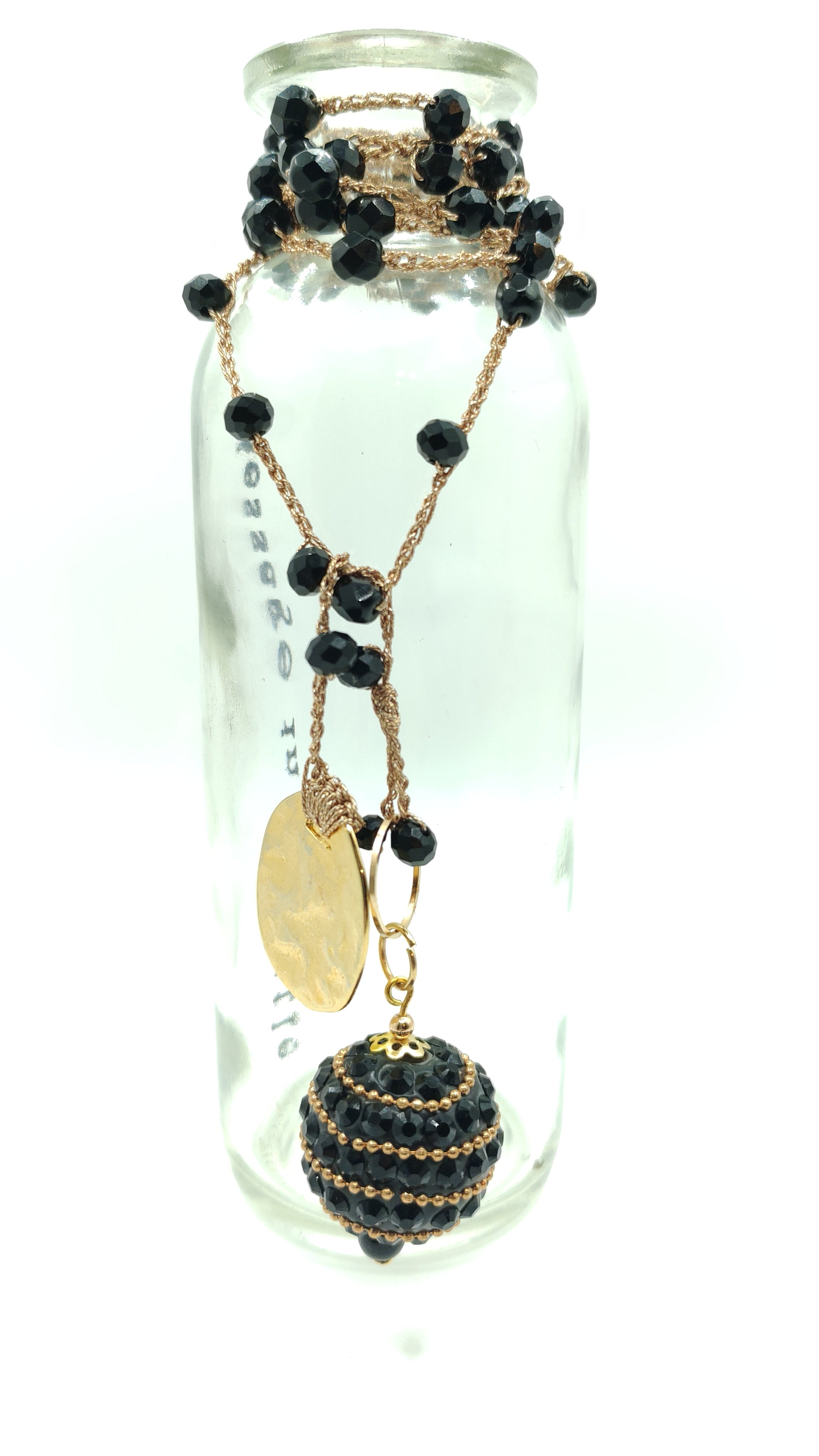 Collana nera con palla brillante