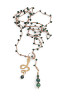 Collana verde con serpente, simbolo di cambiamento e rinascita
