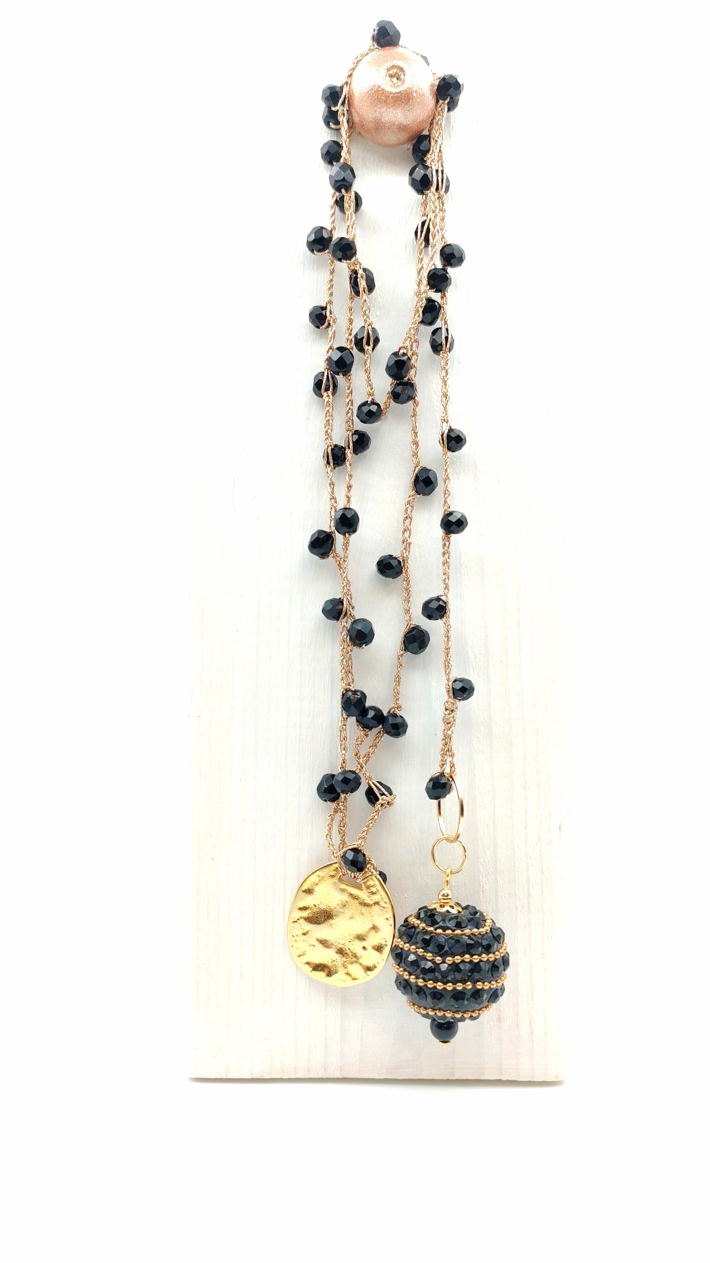 Collana nera con palla brillante