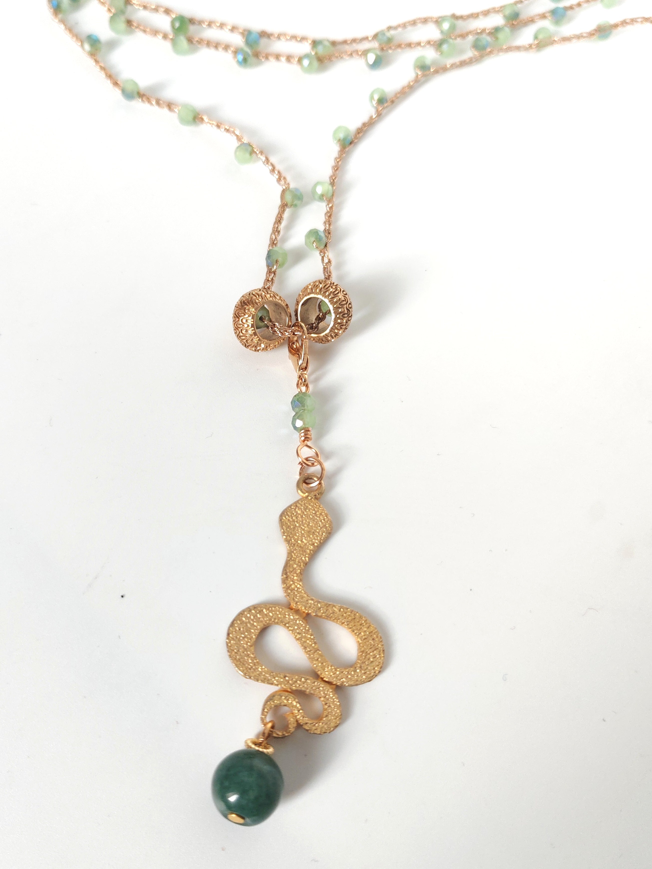 Collana lunga con serpente simbolo di cambiamento e rinascita