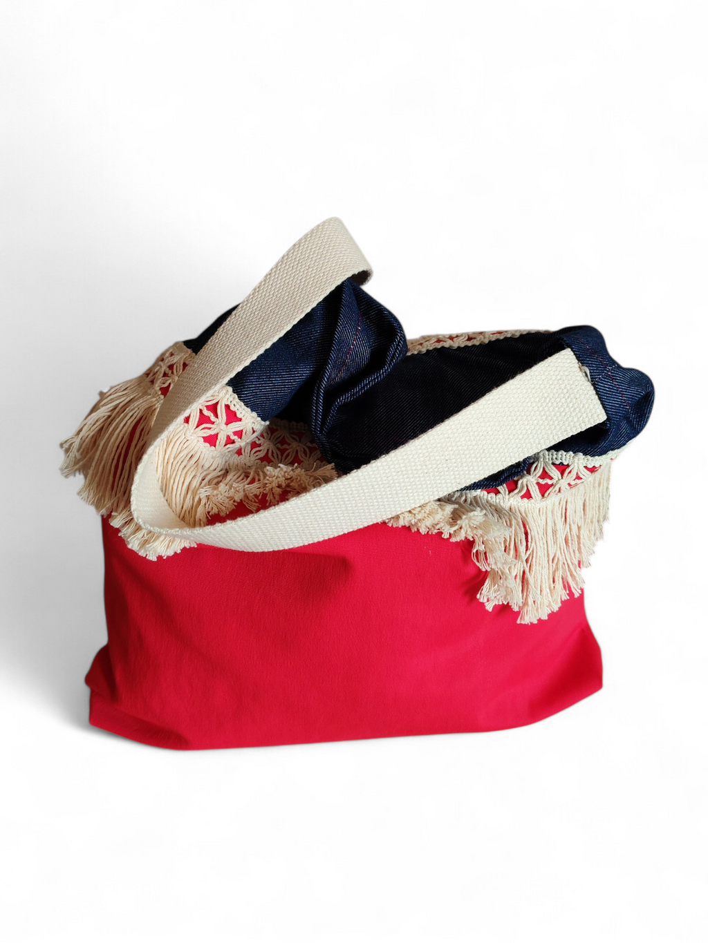 Borsa rossa e jeans